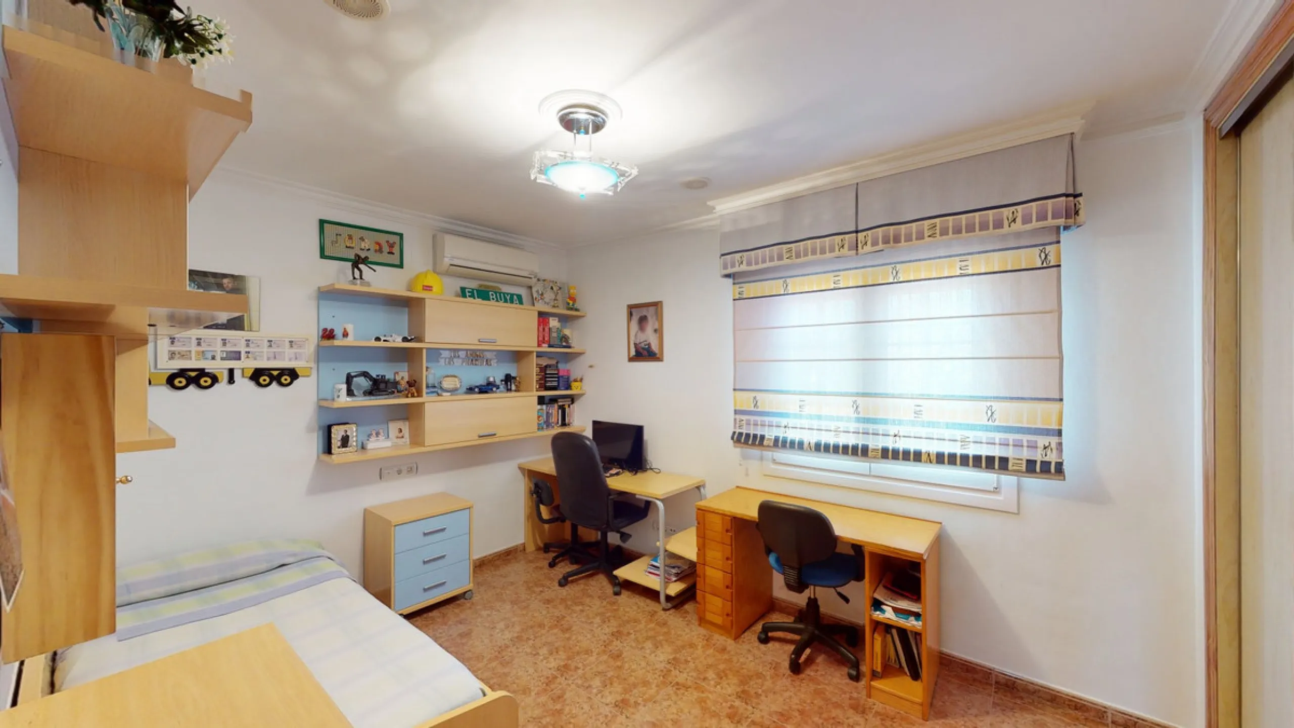 This well-located spacious villa offers the possibility for two families to live separately. The garage of 217 m2 has room for 5 cars, an office and storage space. Entrance to the garden with nice pool, shower, fruit trees and henhouse. Separate room with
