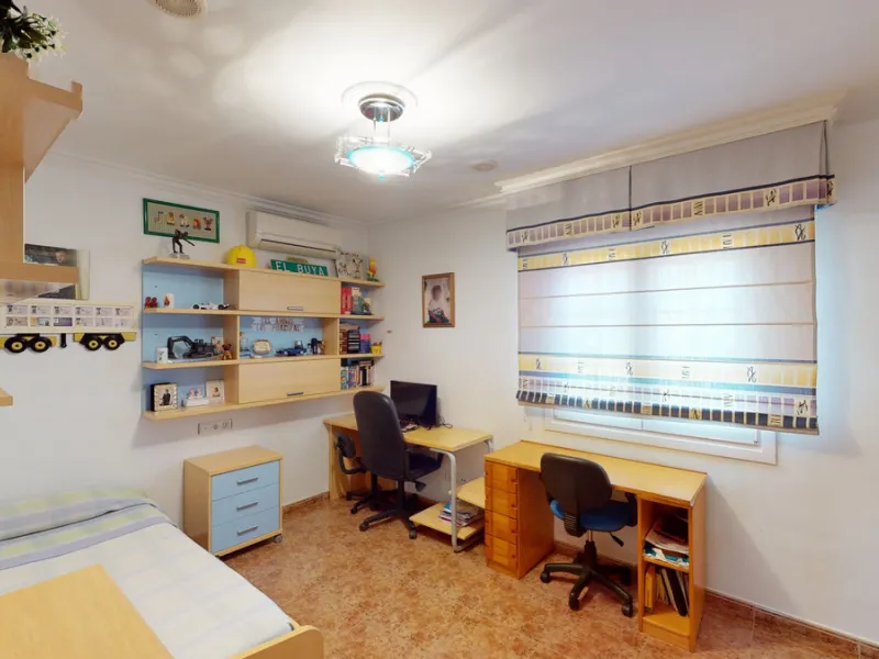 This well-located spacious villa offers the possibility for two families to live separately. The garage of 217 m2 has room for 5 cars, an office and storage space. Entrance to the garden with nice pool, shower, fruit trees and henhouse. Separate room with