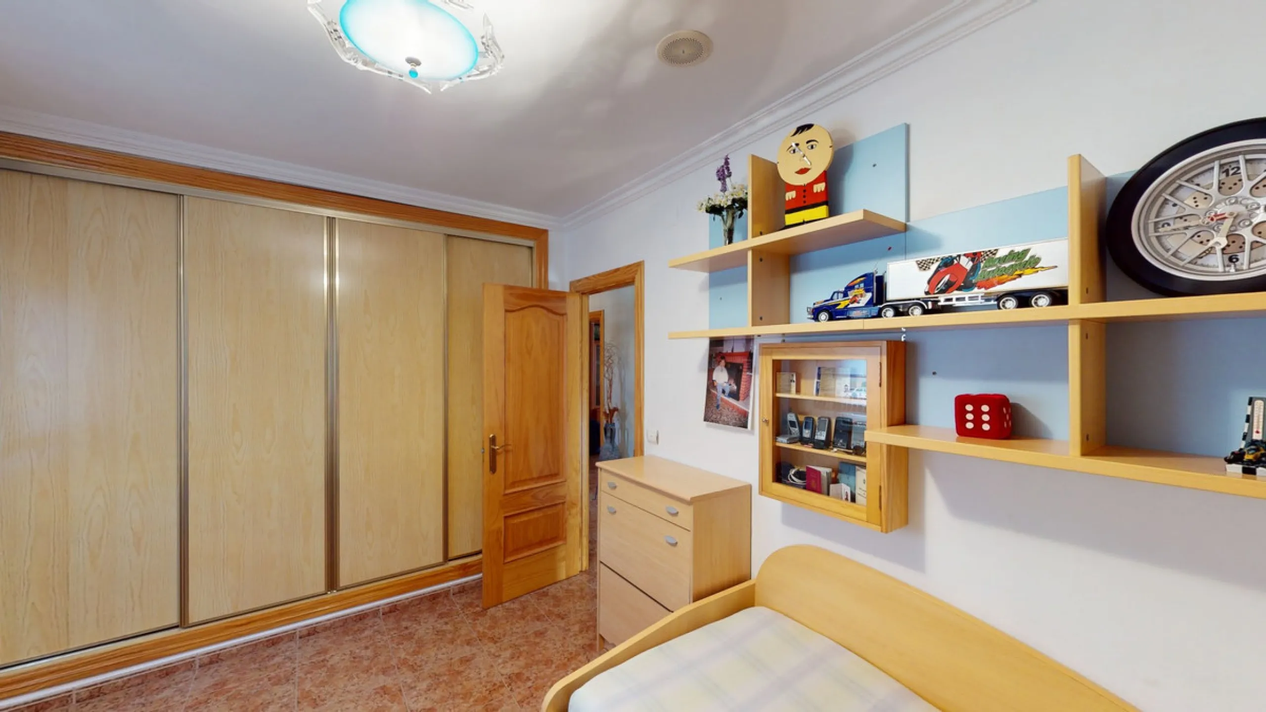 This well-located spacious villa offers the possibility for two families to live separately. The garage of 217 m2 has room for 5 cars, an office and storage space. Entrance to the garden with nice pool, shower, fruit trees and henhouse. Separate room with