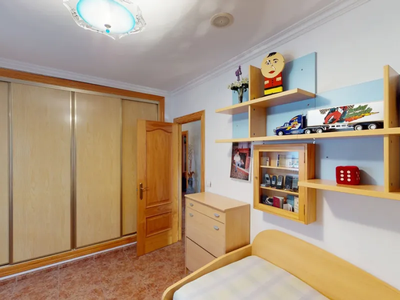 This well-located spacious villa offers the possibility for two families to live separately. The garage of 217 m2 has room for 5 cars, an office and storage space. Entrance to the garden with nice pool, shower, fruit trees and henhouse. Separate room with