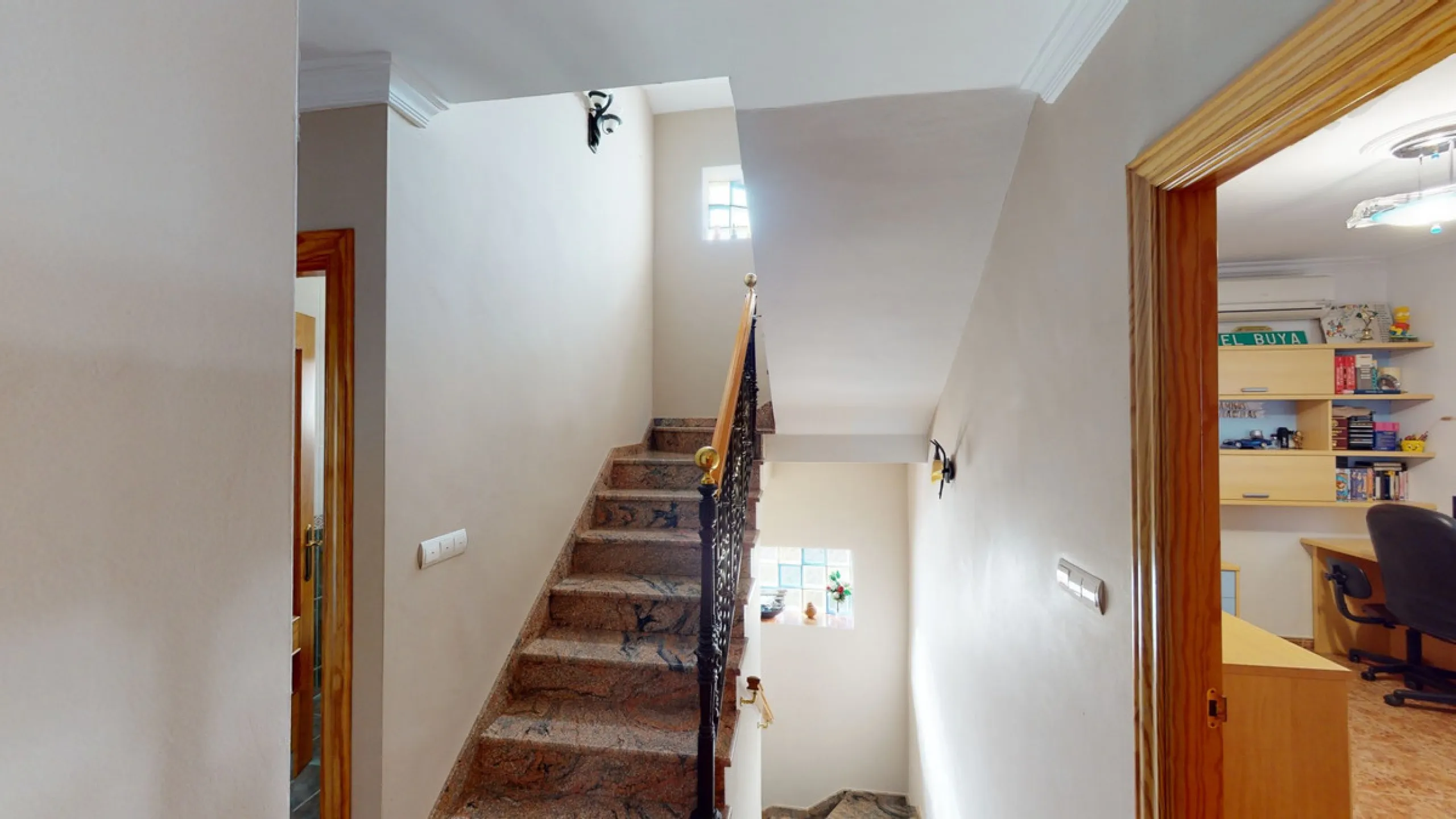 This well-located spacious villa offers the possibility for two families to live separately. The garage of 217 m2 has room for 5 cars, an office and storage space. Entrance to the garden with nice pool, shower, fruit trees and henhouse. Separate room with