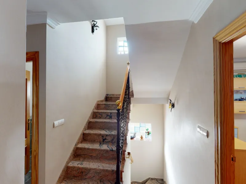 This well-located spacious villa offers the possibility for two families to live separately. The garage of 217 m2 has room for 5 cars, an office and storage space. Entrance to the garden with nice pool, shower, fruit trees and henhouse. Separate room with