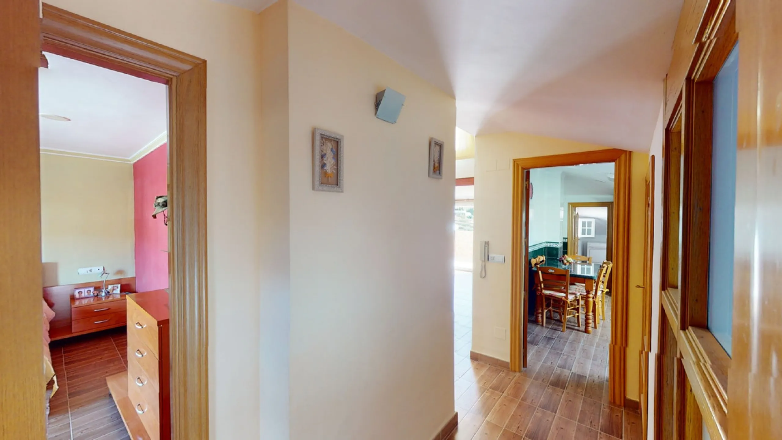 This well-located spacious villa offers the possibility for two families to live separately. The garage of 217 m2 has room for 5 cars, an office and storage space. Entrance to the garden with nice pool, shower, fruit trees and henhouse. Separate room with