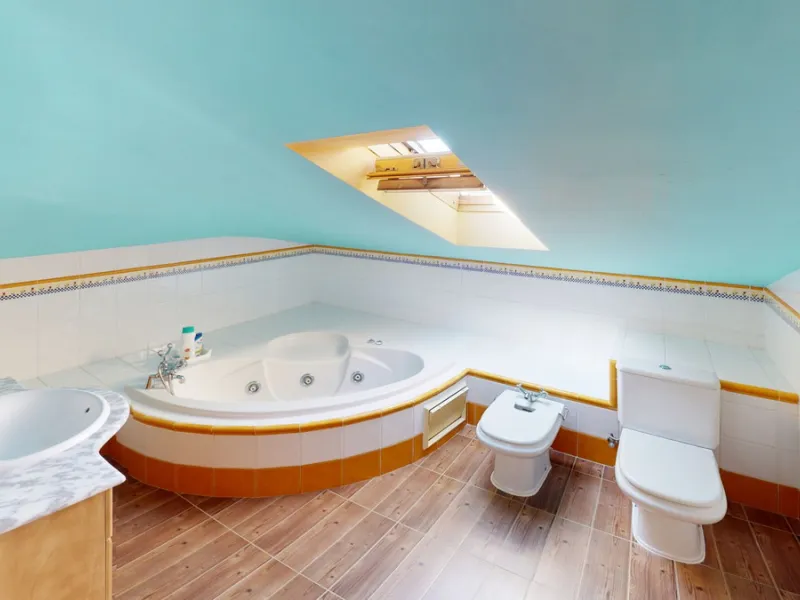 This well-located spacious villa offers the possibility for two families to live separately. The garage of 217 m2 has room for 5 cars, an office and storage space. Entrance to the garden with nice pool, shower, fruit trees and henhouse. Separate room with