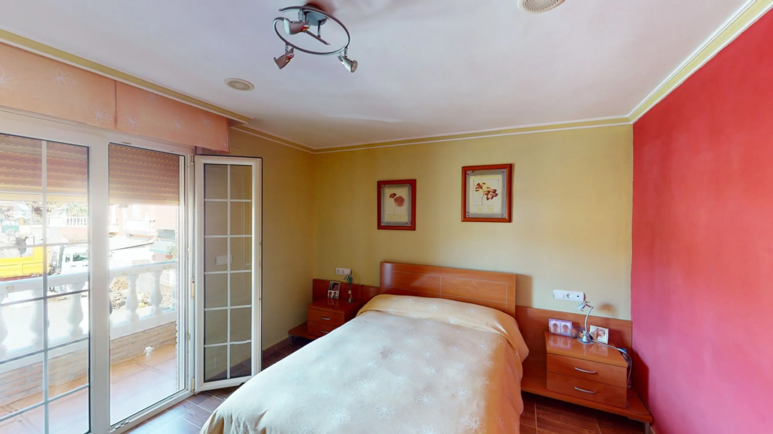 This well-located spacious villa offers the possibility for two families to live separately. The garage of 217 m2 has room for 5 cars, an office and storage space. Entrance to the garden with nice pool, shower, fruit trees and henhouse. Separate room with