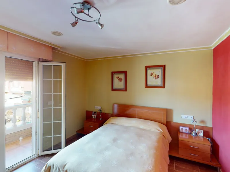 This well-located spacious villa offers the possibility for two families to live separately. The garage of 217 m2 has room for 5 cars, an office and storage space. Entrance to the garden with nice pool, shower, fruit trees and henhouse. Separate room with