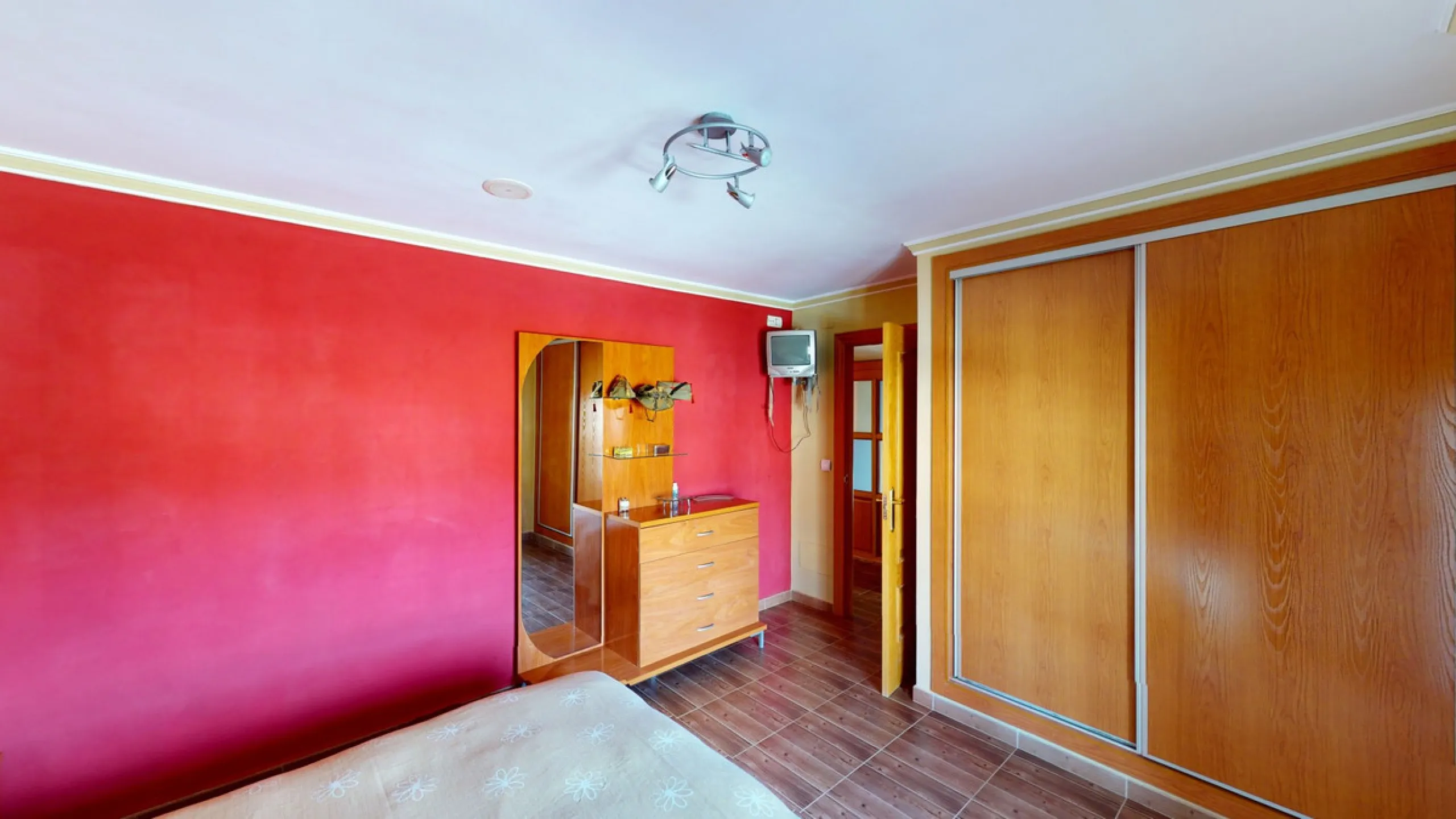 This well-located spacious villa offers the possibility for two families to live separately. The garage of 217 m2 has room for 5 cars, an office and storage space. Entrance to the garden with nice pool, shower, fruit trees and henhouse. Separate room with