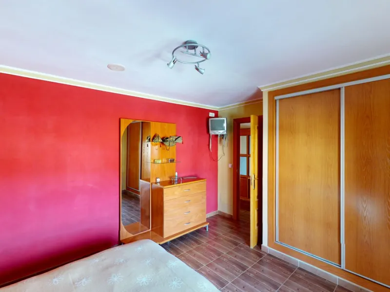 This well-located spacious villa offers the possibility for two families to live separately. The garage of 217 m2 has room for 5 cars, an office and storage space. Entrance to the garden with nice pool, shower, fruit trees and henhouse. Separate room with