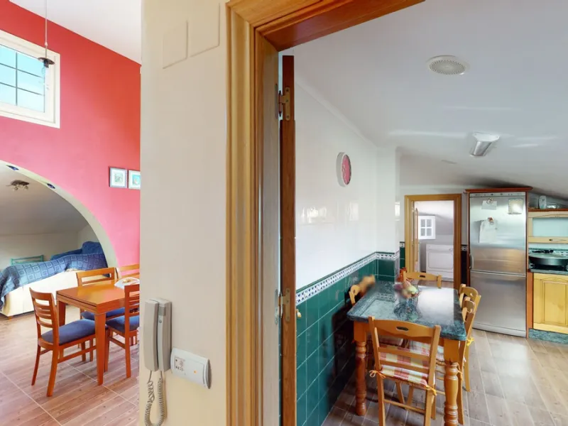 This well-located spacious villa offers the possibility for two families to live separately. The garage of 217 m2 has room for 5 cars, an office and storage space. Entrance to the garden with nice pool, shower, fruit trees and henhouse. Separate room with