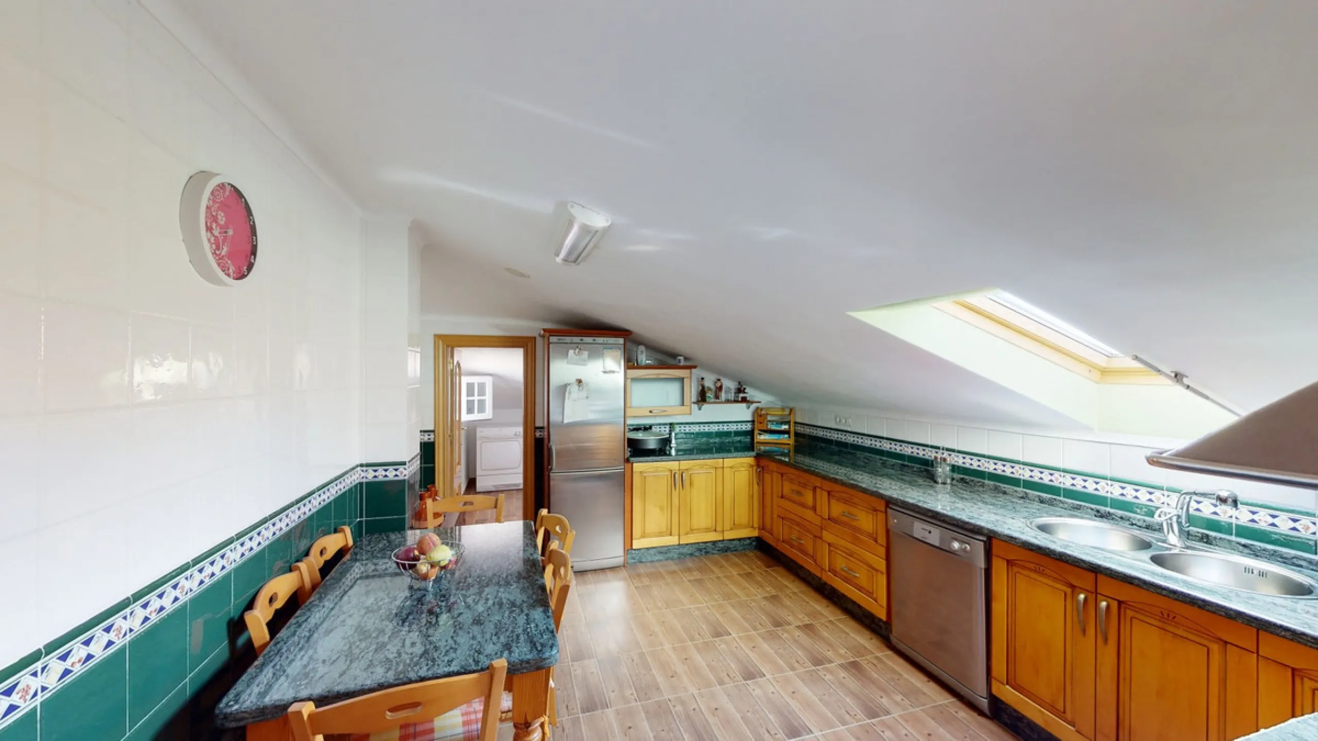This well-located spacious villa offers the possibility for two families to live separately. The garage of 217 m2 has room for 5 cars, an office and storage space. Entrance to the garden with nice pool, shower, fruit trees and henhouse. Separate room with