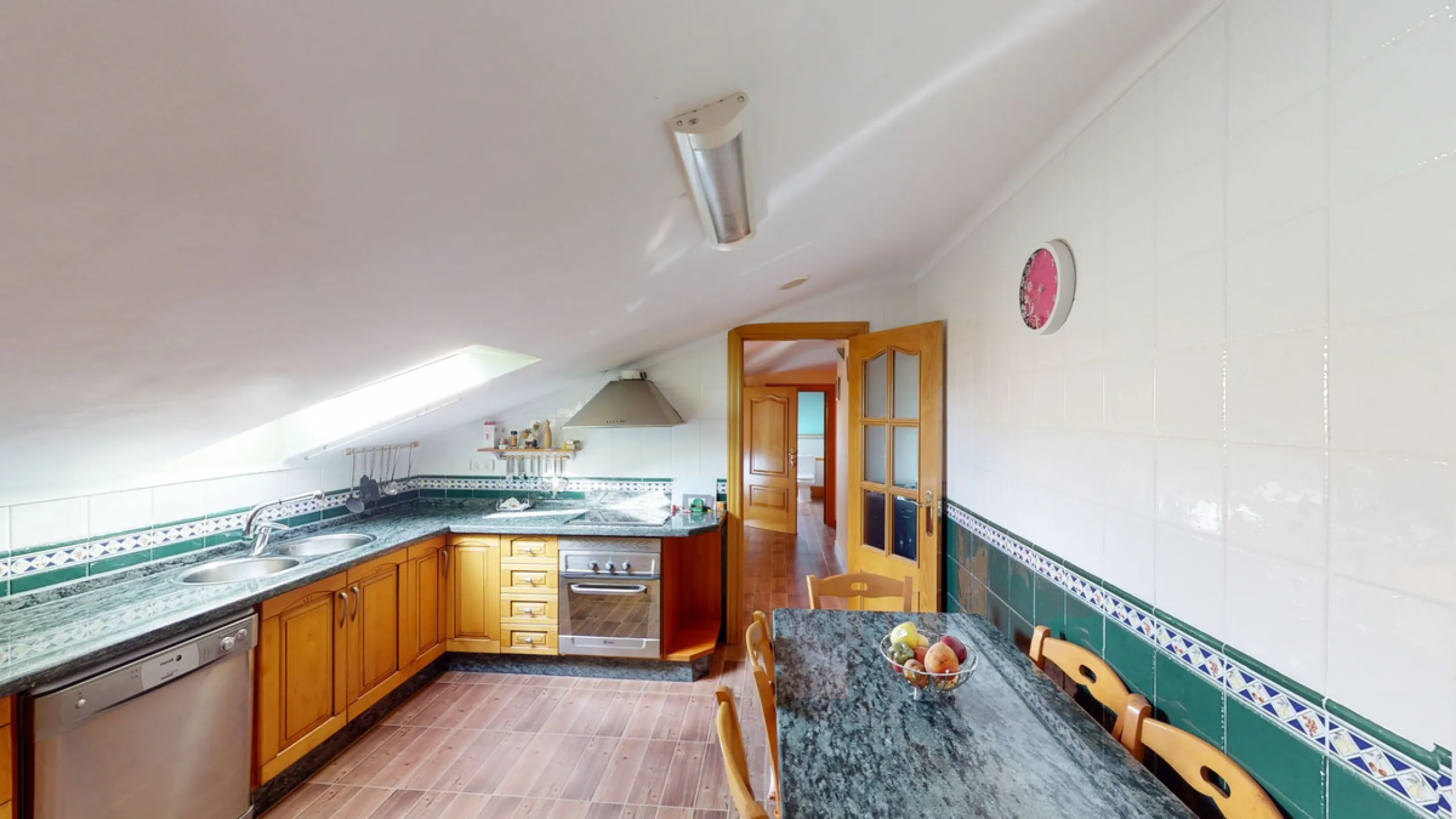 This well-located spacious villa offers the possibility for two families to live separately. The garage of 217 m2 has room for 5 cars, an office and storage space. Entrance to the garden with nice pool, shower, fruit trees and henhouse. Separate room with