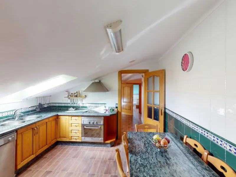 This well-located spacious villa offers the possibility for two families to live separately. The garage of 217 m2 has room for 5 cars, an office and storage space. Entrance to the garden with nice pool, shower, fruit trees and henhouse. Separate room with