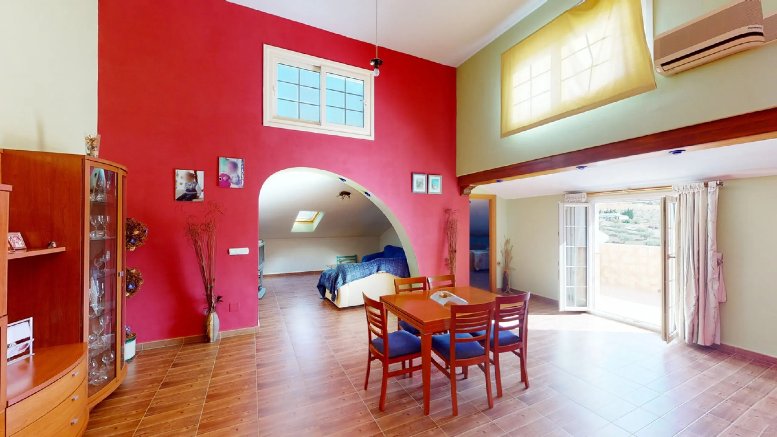 This well-located spacious villa offers the possibility for two families to live separately. The garage of 217 m2 has room for 5 cars, an office and storage space. Entrance to the garden with nice pool, shower, fruit trees and henhouse. Separate room with