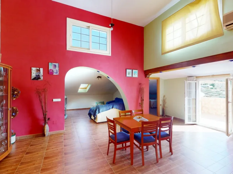 This well-located spacious villa offers the possibility for two families to live separately. The garage of 217 m2 has room for 5 cars, an office and storage space. Entrance to the garden with nice pool, shower, fruit trees and henhouse. Separate room with