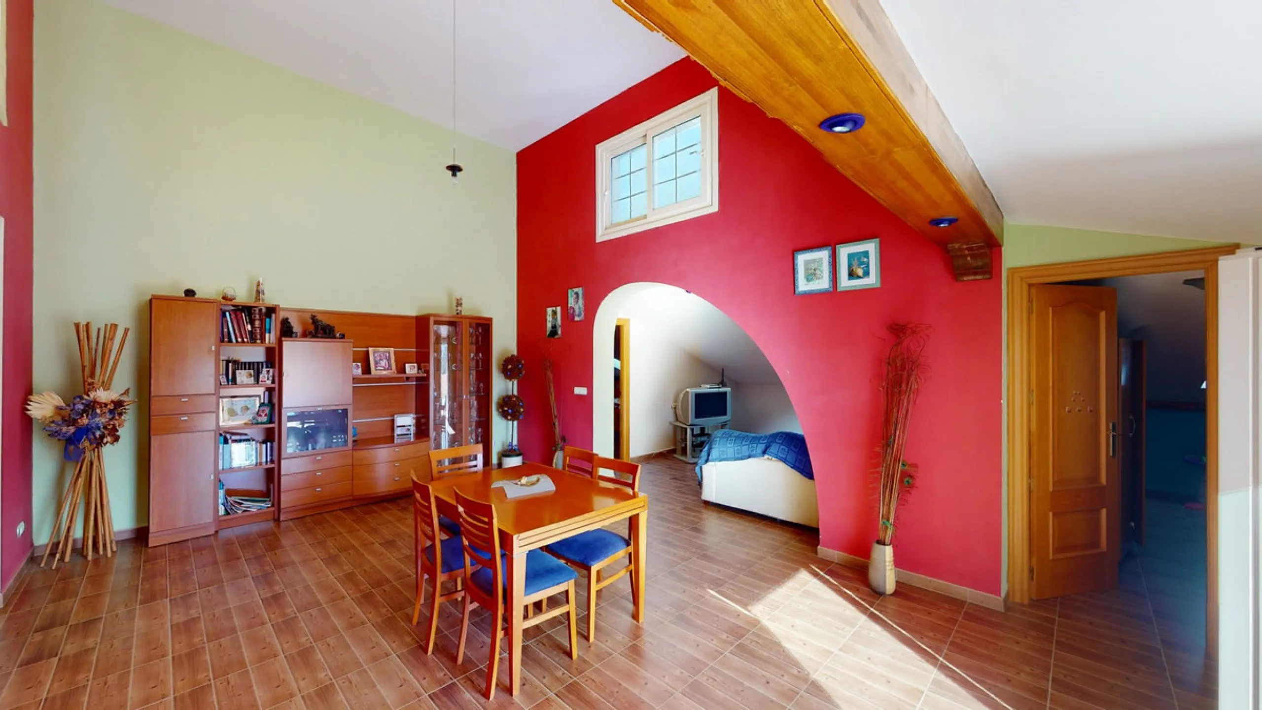 This well-located spacious villa offers the possibility for two families to live separately. The garage of 217 m2 has room for 5 cars, an office and storage space. Entrance to the garden with nice pool, shower, fruit trees and henhouse. Separate room with