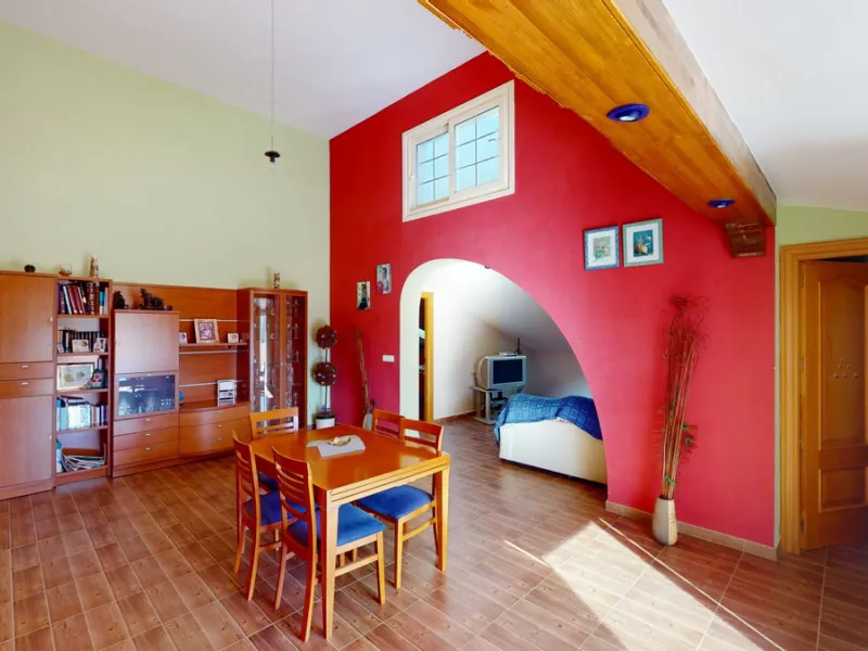 This well-located spacious villa offers the possibility for two families to live separately. The garage of 217 m2 has room for 5 cars, an office and storage space. Entrance to the garden with nice pool, shower, fruit trees and henhouse. Separate room with