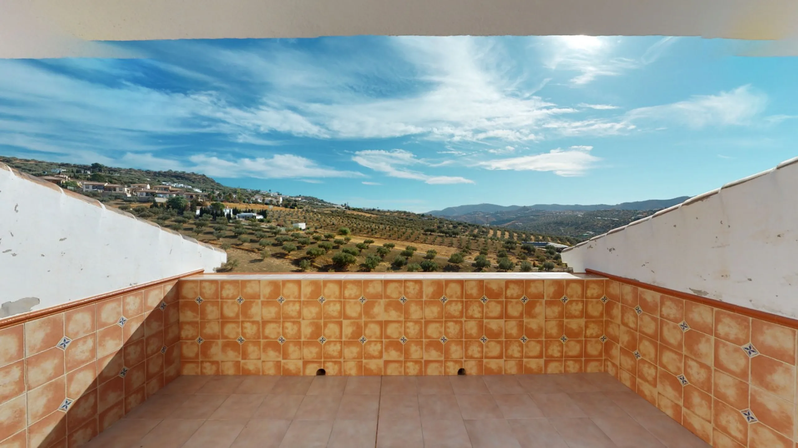 This well-located spacious villa offers the possibility for two families to live separately. The garage of 217 m2 has room for 5 cars, an office and storage space. Entrance to the garden with nice pool, shower, fruit trees and henhouse. Separate room with