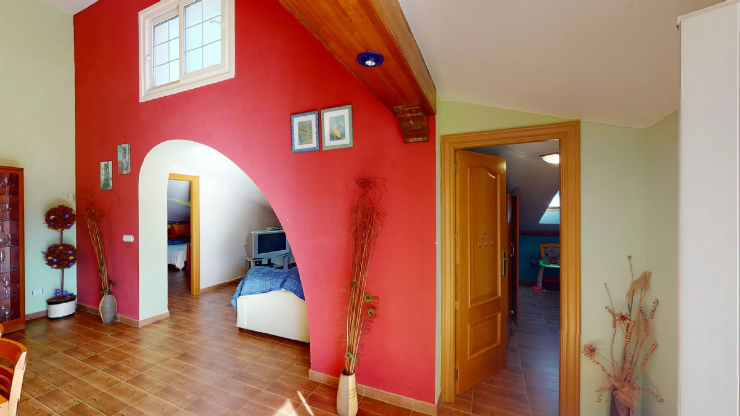 This well-located spacious villa offers the possibility for two families to live separately. The garage of 217 m2 has room for 5 cars, an office and storage space. Entrance to the garden with nice pool, shower, fruit trees and henhouse. Separate room with