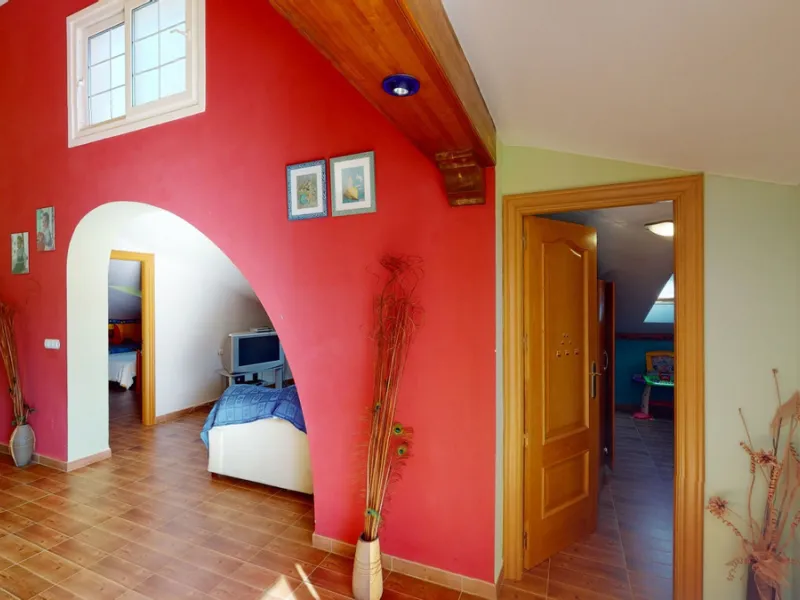 This well-located spacious villa offers the possibility for two families to live separately. The garage of 217 m2 has room for 5 cars, an office and storage space. Entrance to the garden with nice pool, shower, fruit trees and henhouse. Separate room with
