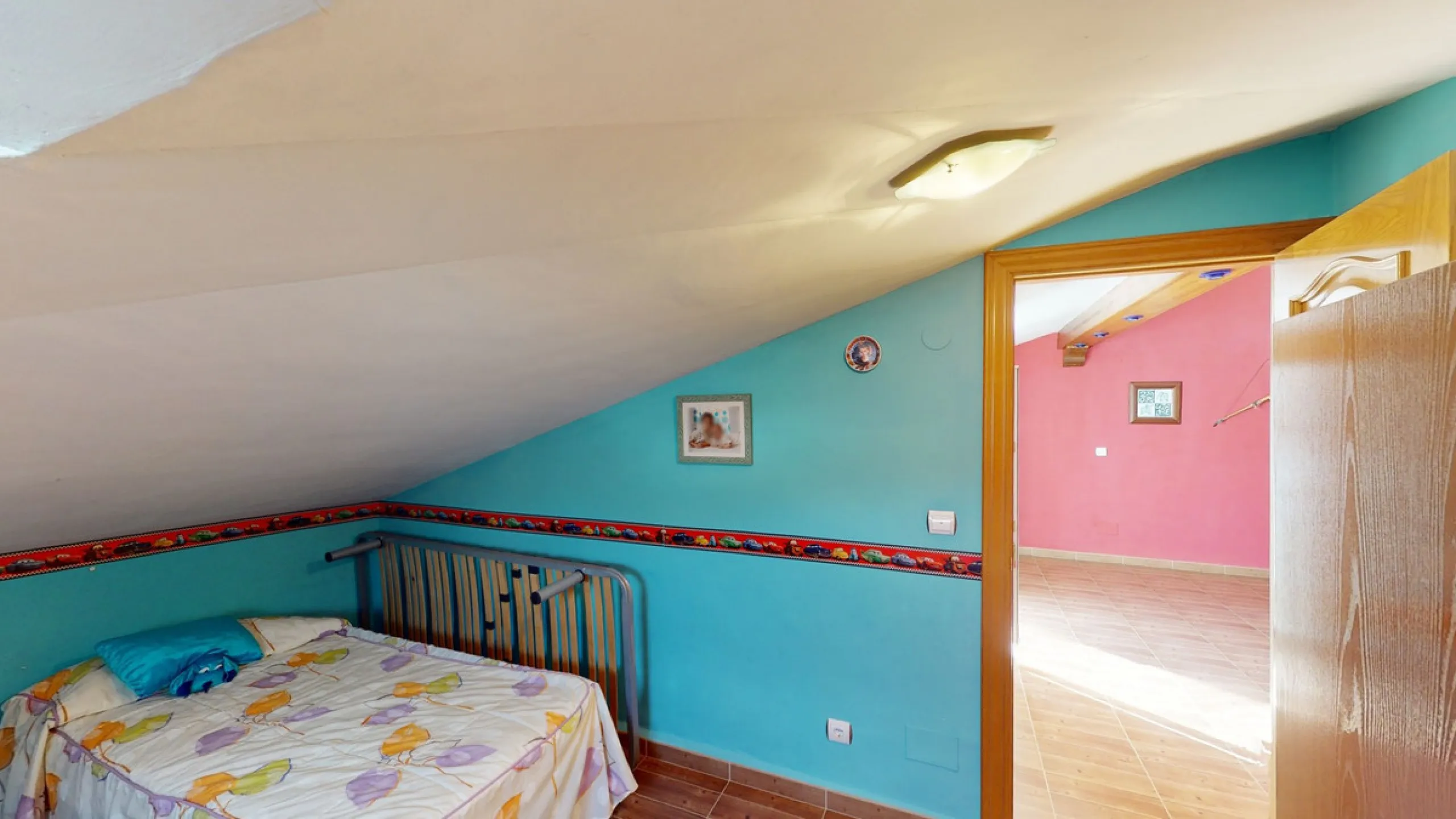This well-located spacious villa offers the possibility for two families to live separately. The garage of 217 m2 has room for 5 cars, an office and storage space. Entrance to the garden with nice pool, shower, fruit trees and henhouse. Separate room with
