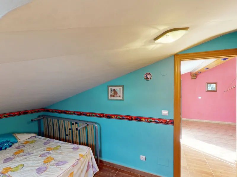 This well-located spacious villa offers the possibility for two families to live separately. The garage of 217 m2 has room for 5 cars, an office and storage space. Entrance to the garden with nice pool, shower, fruit trees and henhouse. Separate room with