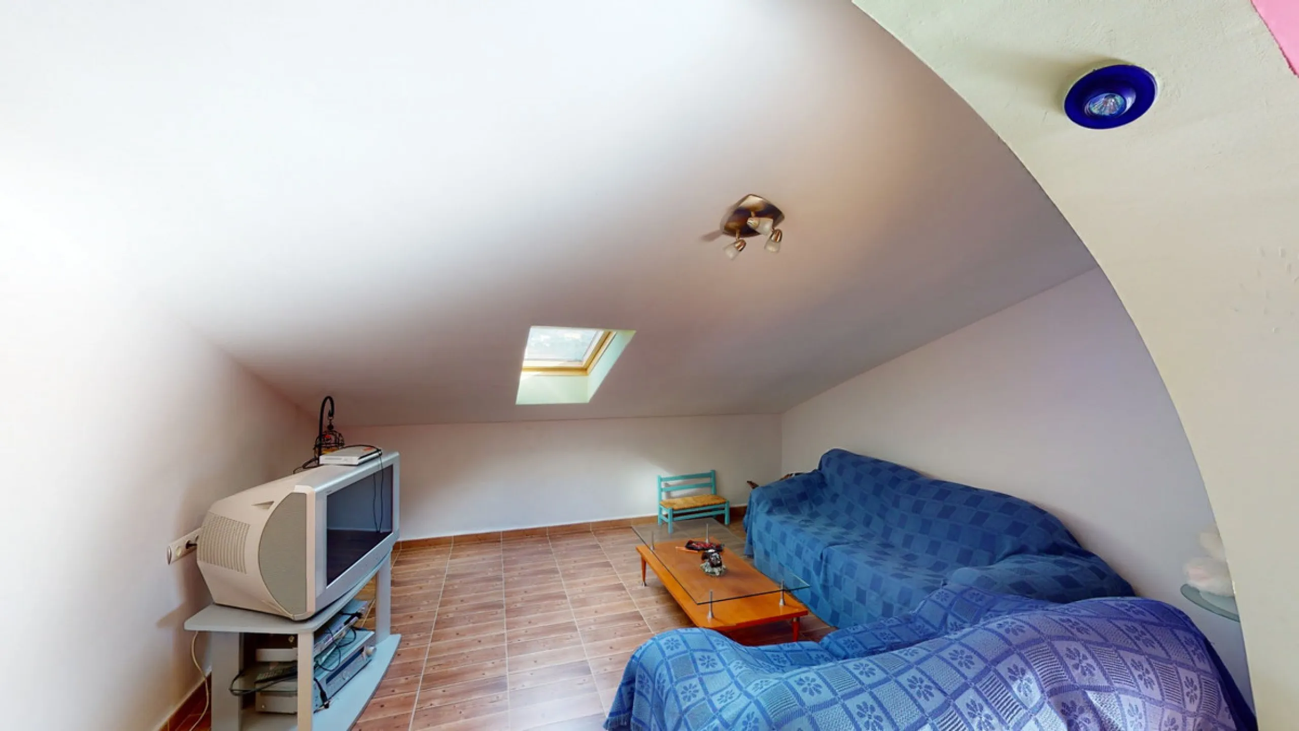 This well-located spacious villa offers the possibility for two families to live separately. The garage of 217 m2 has room for 5 cars, an office and storage space. Entrance to the garden with nice pool, shower, fruit trees and henhouse. Separate room with