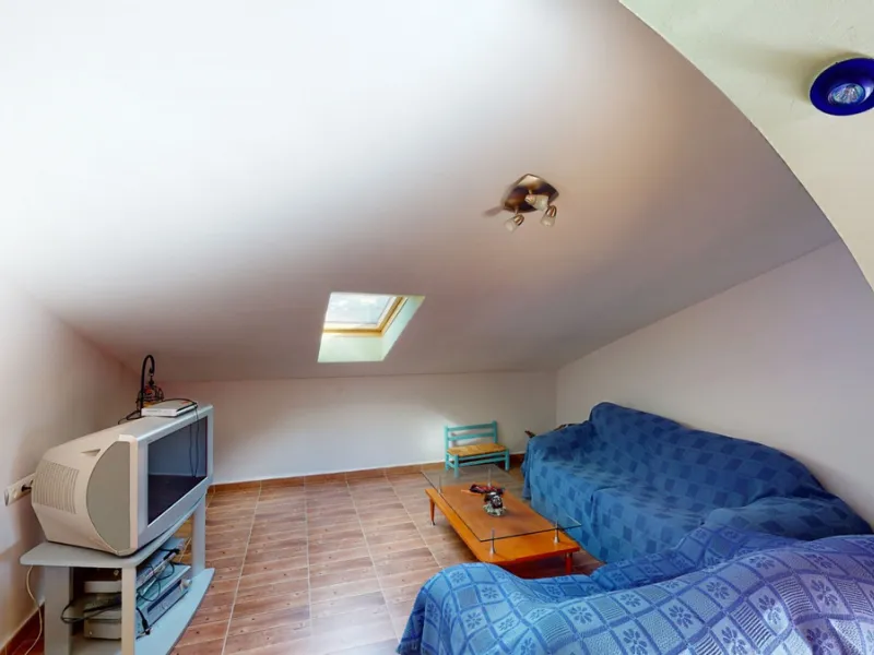 This well-located spacious villa offers the possibility for two families to live separately. The garage of 217 m2 has room for 5 cars, an office and storage space. Entrance to the garden with nice pool, shower, fruit trees and henhouse. Separate room with
