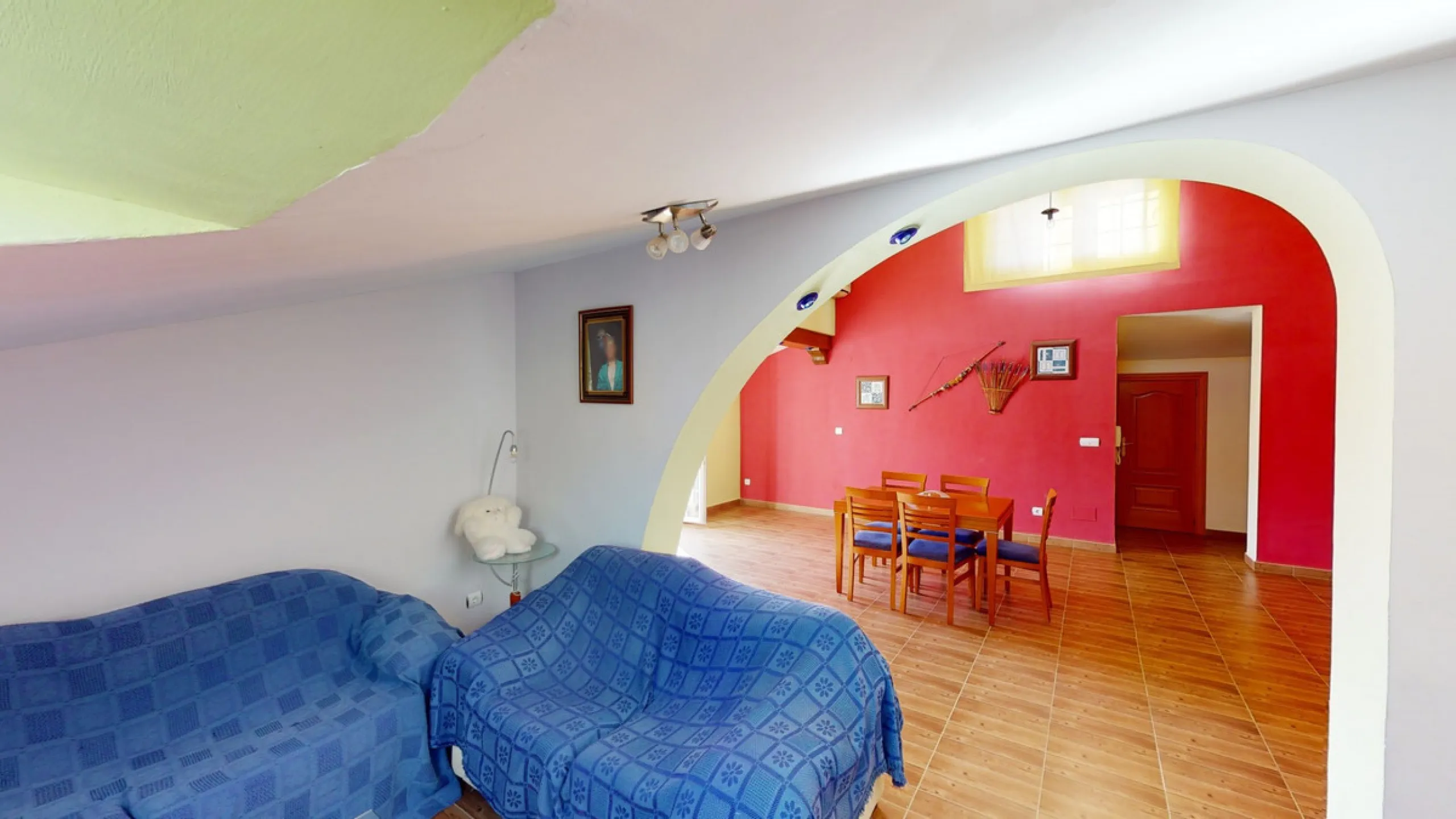 This well-located spacious villa offers the possibility for two families to live separately. The garage of 217 m2 has room for 5 cars, an office and storage space. Entrance to the garden with nice pool, shower, fruit trees and henhouse. Separate room with