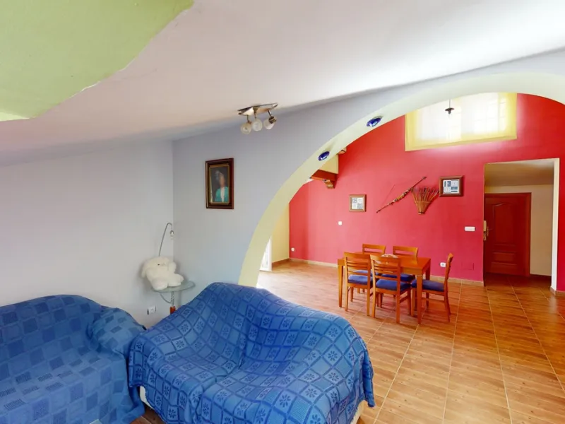 This well-located spacious villa offers the possibility for two families to live separately. The garage of 217 m2 has room for 5 cars, an office and storage space. Entrance to the garden with nice pool, shower, fruit trees and henhouse. Separate room with