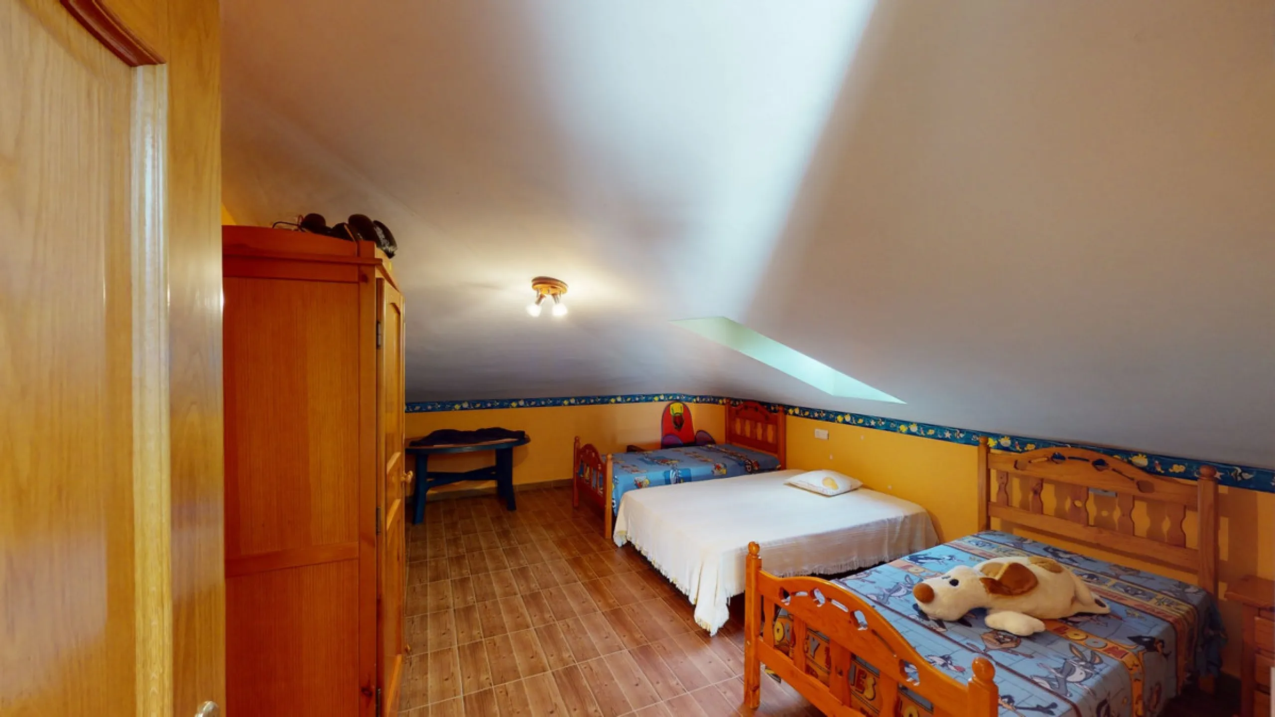 This well-located spacious villa offers the possibility for two families to live separately. The garage of 217 m2 has room for 5 cars, an office and storage space. Entrance to the garden with nice pool, shower, fruit trees and henhouse. Separate room with
