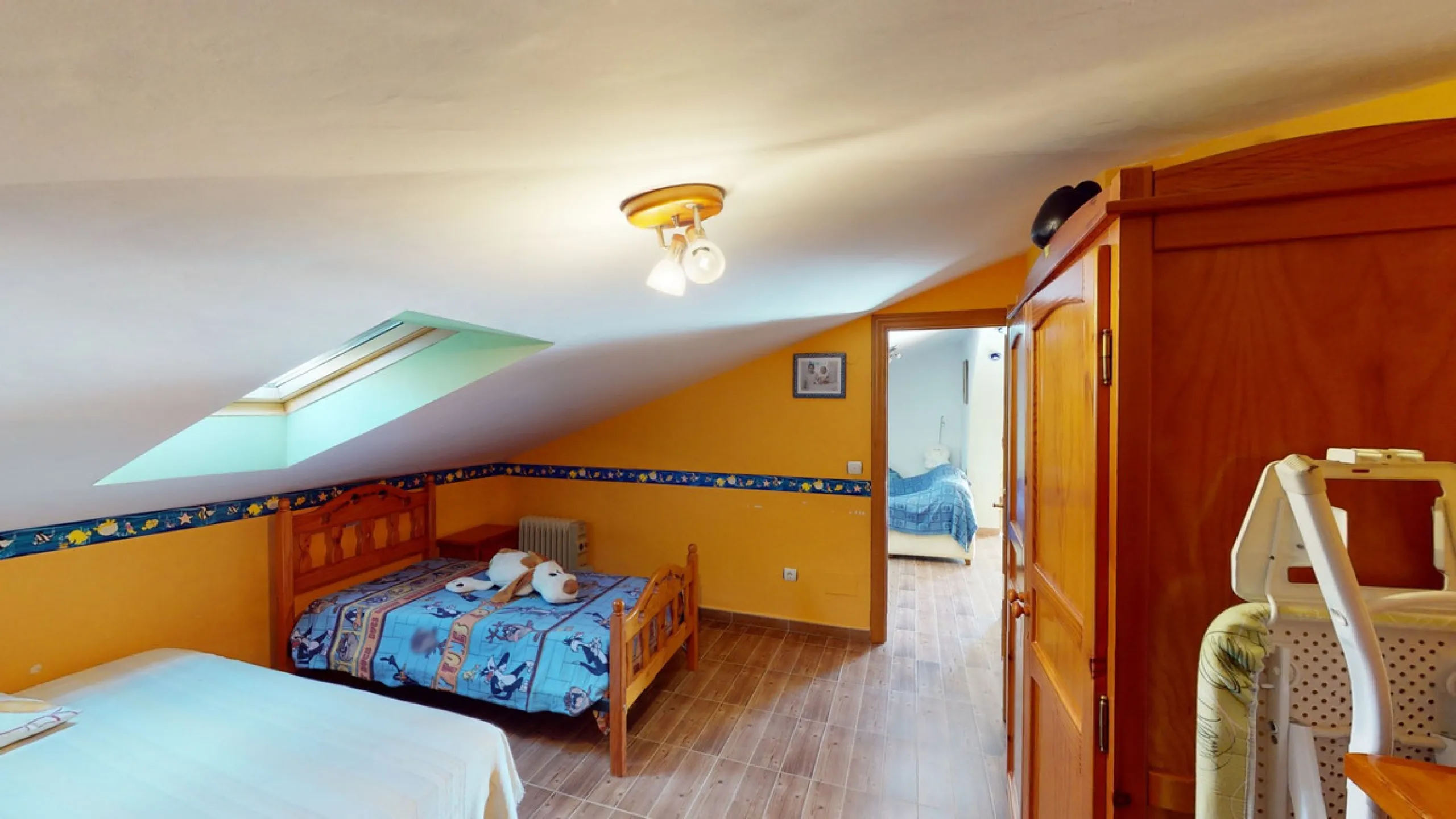 This well-located spacious villa offers the possibility for two families to live separately. The garage of 217 m2 has room for 5 cars, an office and storage space. Entrance to the garden with nice pool, shower, fruit trees and henhouse. Separate room with
