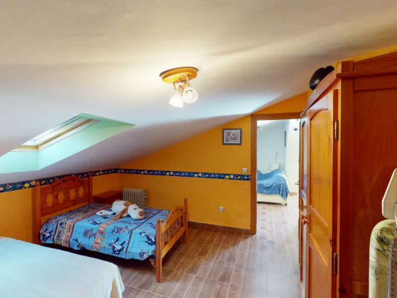 This well-located spacious villa offers the possibility for two families to live separately. The garage of 217 m2 has room for 5 cars, an office and storage space. Entrance to the garden with nice pool, shower, fruit trees and henhouse. Separate room with