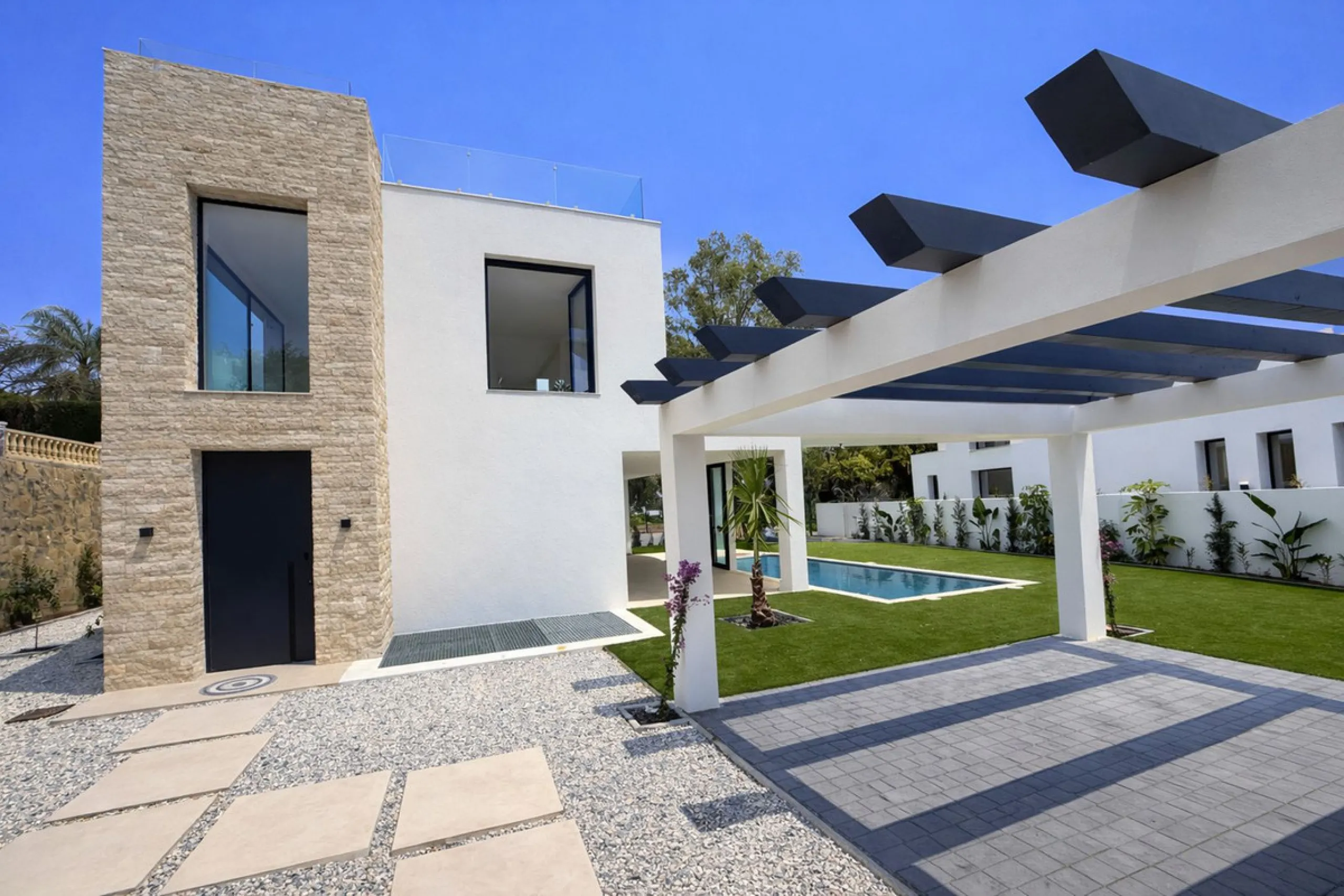 LUXURY MODERN VILLA BORDERING THE NATURE IN MONTE BIARRITZ, NUEVA ATALAYA, ESTEPONA!