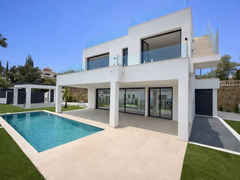 LUXURY MODERN VILLA BORDERING THE NATURE IN MONTE BIARRITZ, NUEVA ATALAYA, ESTEPONA!