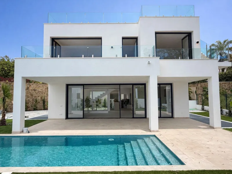 LUXURY MODERN VILLA BORDERING THE NATURE IN MONTE BIARRITZ, NUEVA ATALAYA, ESTEPONA!