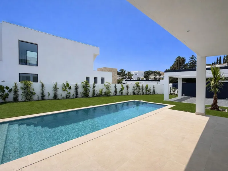 LUXURY MODERN VILLA BORDERING THE NATURE IN MONTE BIARRITZ, NUEVA ATALAYA, ESTEPONA!