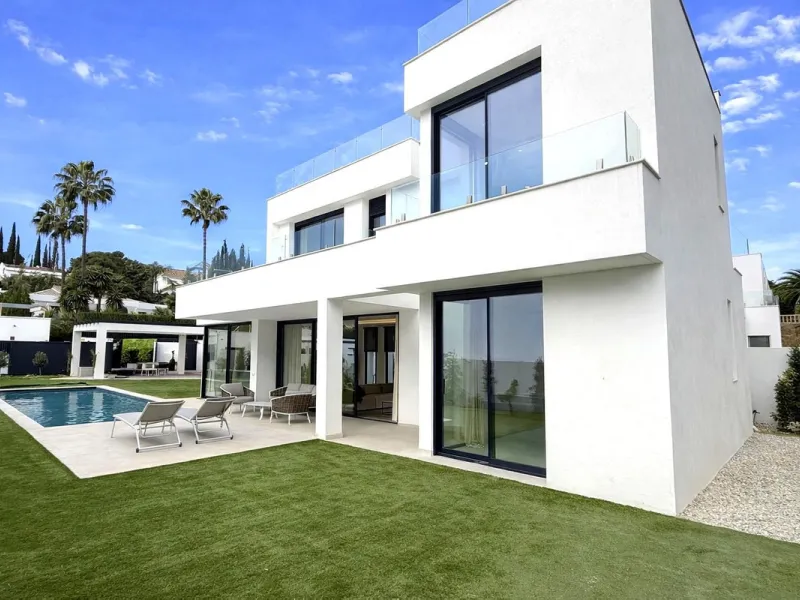 LUXURY MODERN VILLA BORDERING THE NATURE IN MONTE BIARRITZ, NUEVA ATALAYA, ESTEPONA!