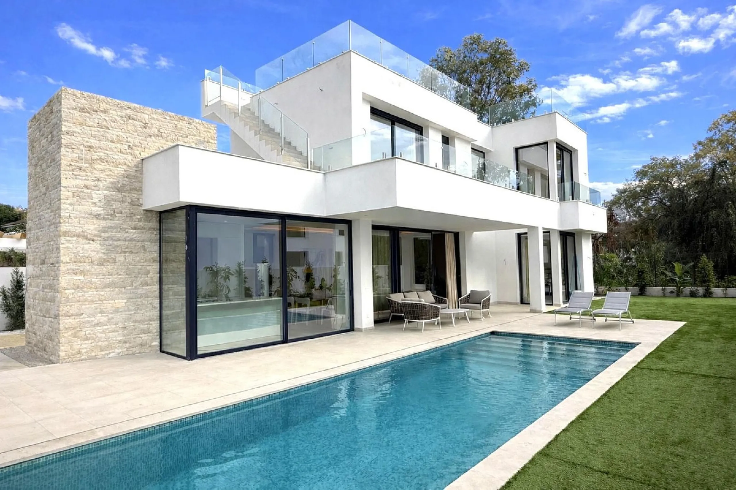 LUXURY MODERN VILLA BORDERING THE NATURE IN MONTE BIARRITZ, NUEVA ATALAYA, ESTEPONA!