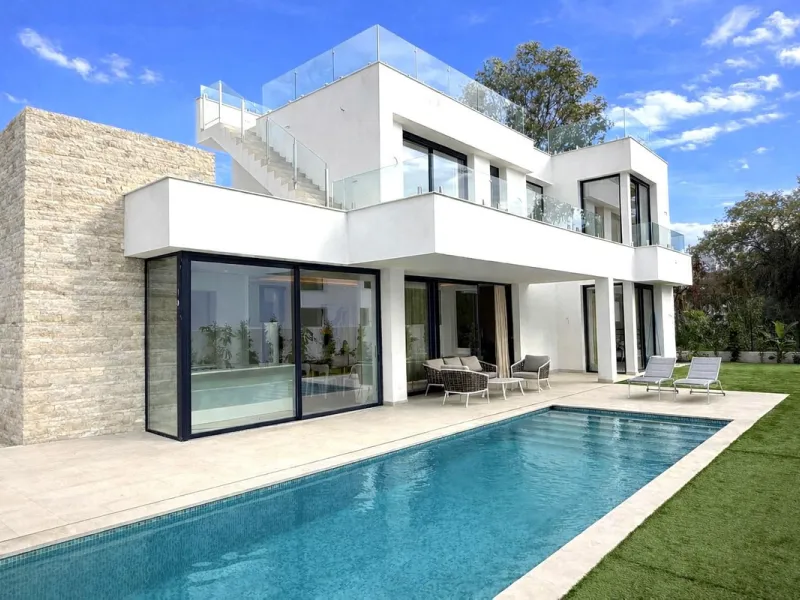 LUXURY MODERN VILLA BORDERING THE NATURE IN MONTE BIARRITZ, NUEVA ATALAYA, ESTEPONA!