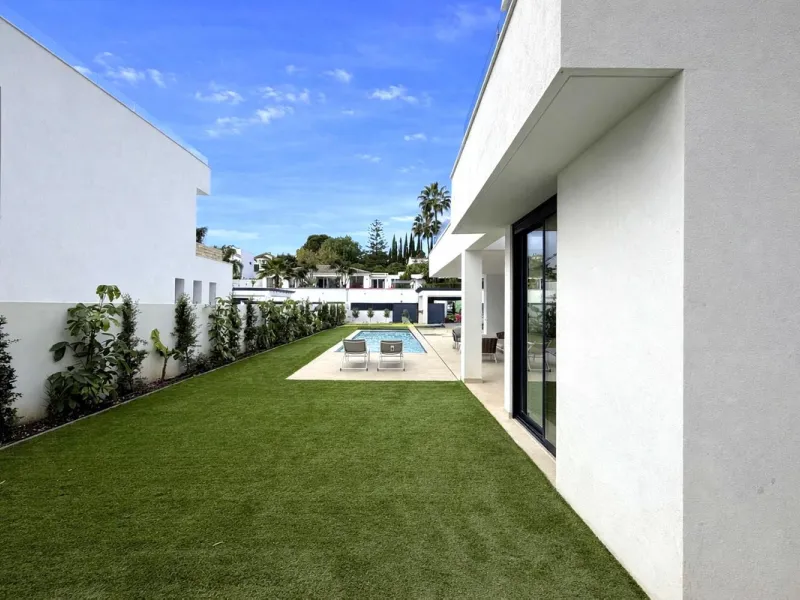 LUXURY MODERN VILLA BORDERING THE NATURE IN MONTE BIARRITZ, NUEVA ATALAYA, ESTEPONA!