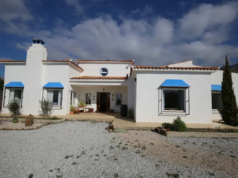 This stylish Finca is located in an idyllic secluded location on a plot of 9000 m2. Thanks to the elevated position, there are breathtaking views of the hills and mountains. Through a solid wooden door, you enter a bright room, which is currently used as 