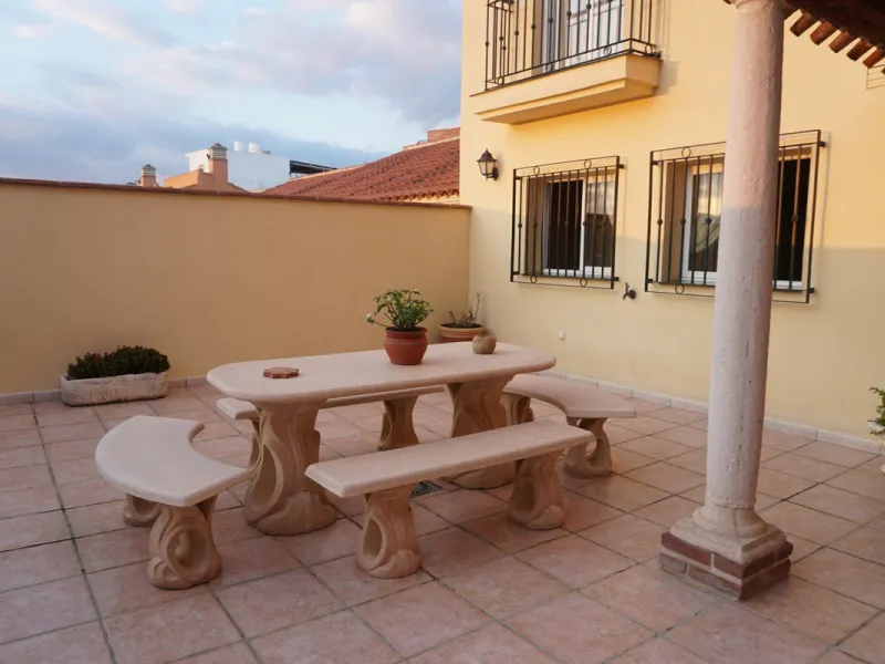 This is a spacious villa in Velez Malaga. It is only 250m from the courthouse, it is close to shops, restaurants, pharmacies and schools. You can access everything on foot. The house is divided into 4 floors. At the entrance of the house, we find a large 