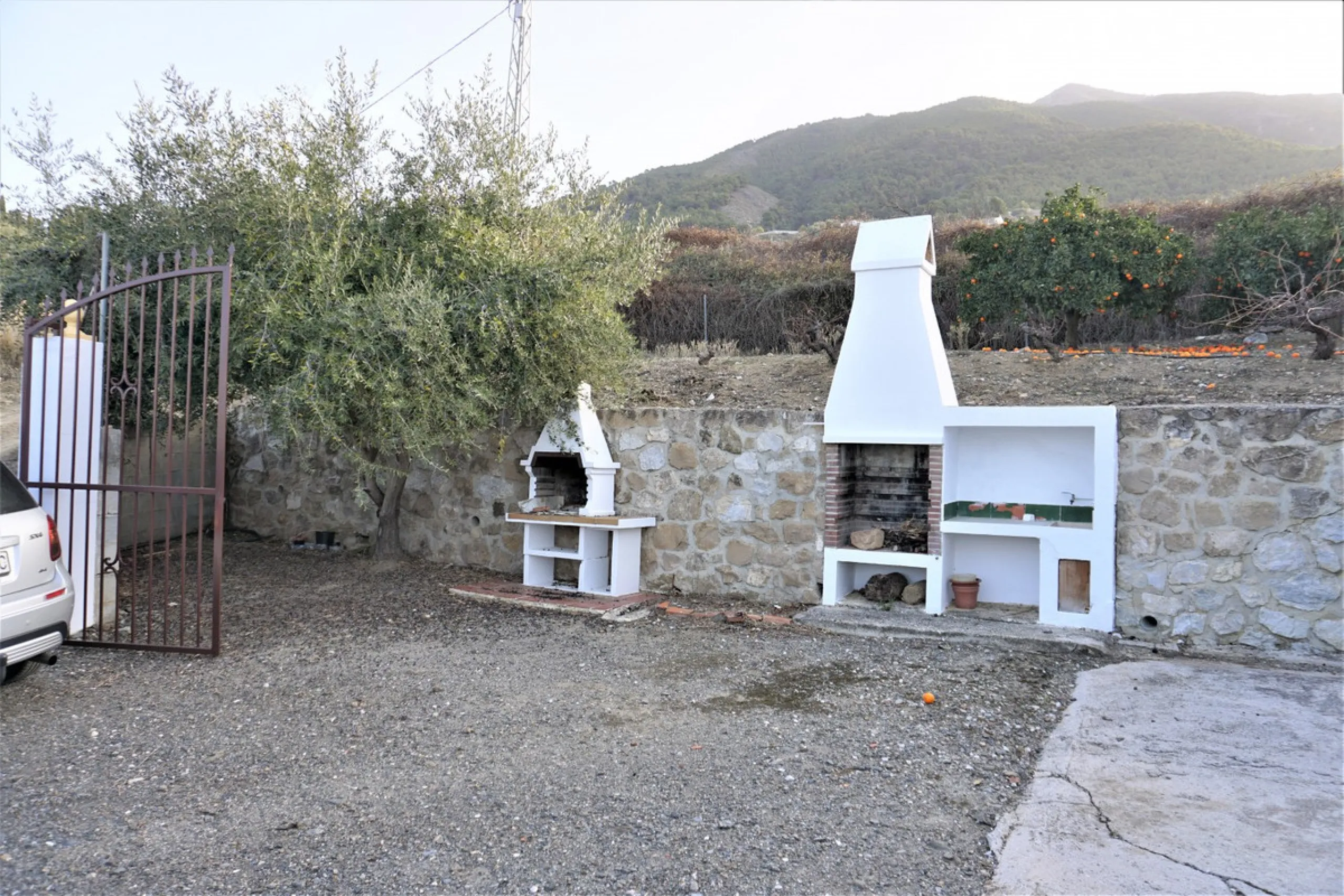 Just outside Alcaucin and within walking distance of the village you can find this finca with a well-maintained country house of 121 m2. In front of the house there ́s a spacious terrace overlooking the olive grove of a 130 olive trees and other fruit tre