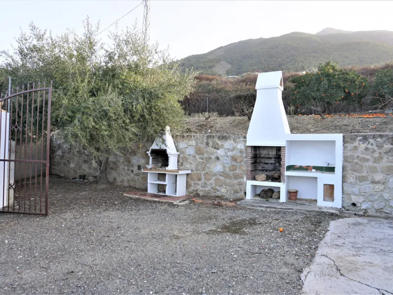 Just outside Alcaucin and within walking distance of the village you can find this finca with a well-maintained country house of 121 m2. In front of the house there ́s a spacious terrace overlooking the olive grove of a 130 olive trees and other fruit tre