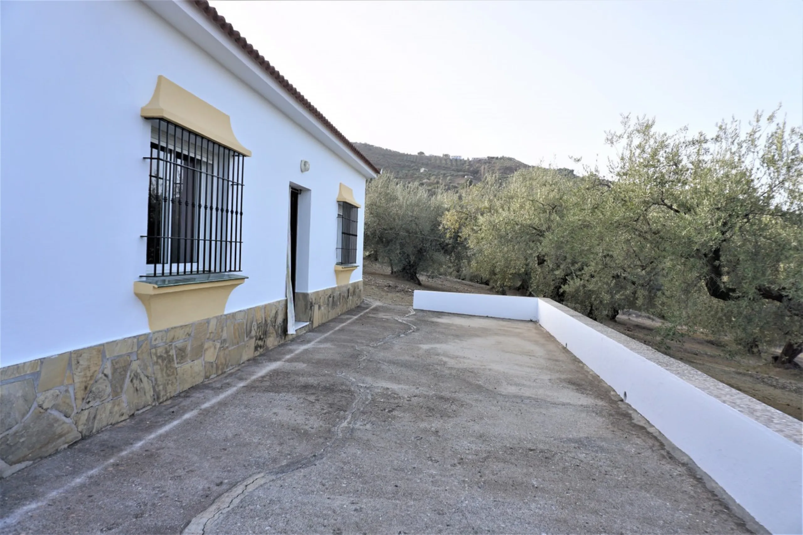 Just outside Alcaucin and within walking distance of the village you can find this finca with a well-maintained country house of 121 m2. In front of the house there ́s a spacious terrace overlooking the olive grove of a 130 olive trees and other fruit tre