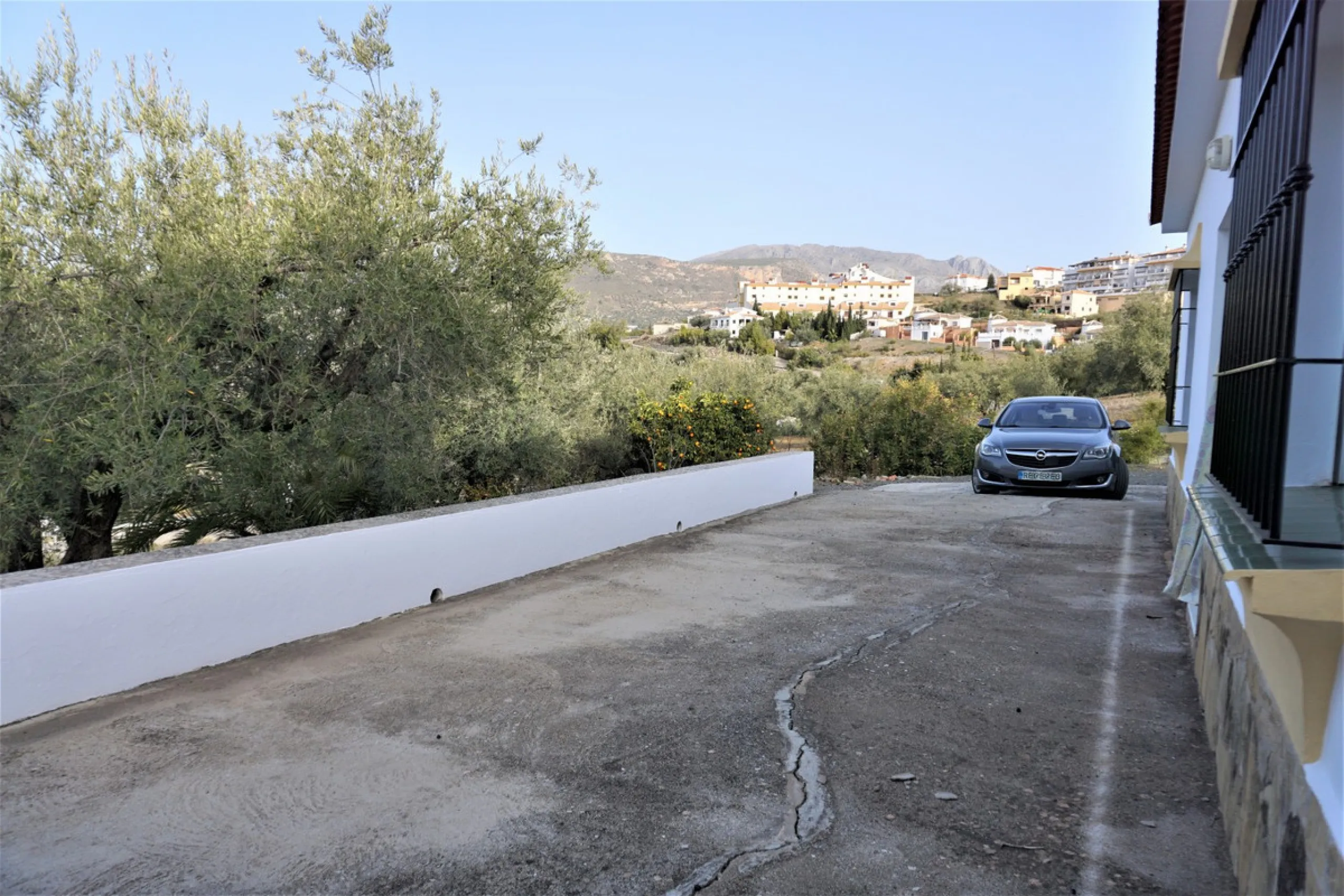 Just outside Alcaucin and within walking distance of the village you can find this finca with a well-maintained country house of 121 m2. In front of the house there ́s a spacious terrace overlooking the olive grove of a 130 olive trees and other fruit tre