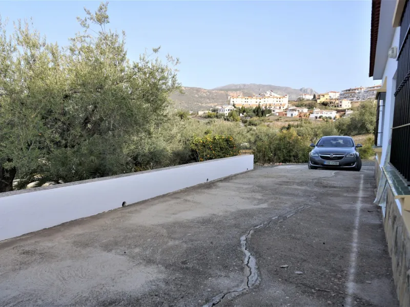 Just outside Alcaucin and within walking distance of the village you can find this finca with a well-maintained country house of 121 m2. In front of the house there ́s a spacious terrace overlooking the olive grove of a 130 olive trees and other fruit tre