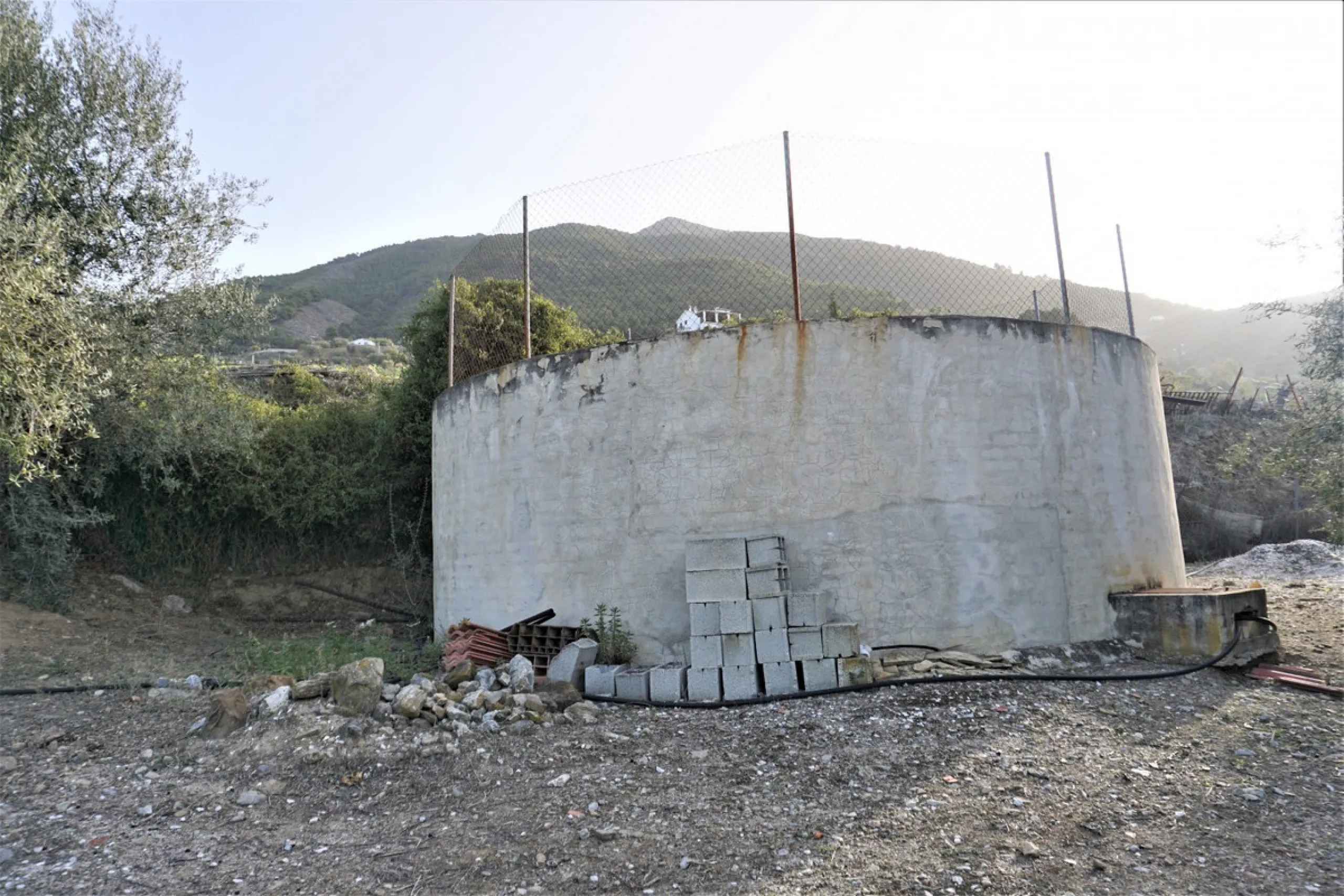 Just outside Alcaucin and within walking distance of the village you can find this finca with a well-maintained country house of 121 m2. In front of the house there ́s a spacious terrace overlooking the olive grove of a 130 olive trees and other fruit tre