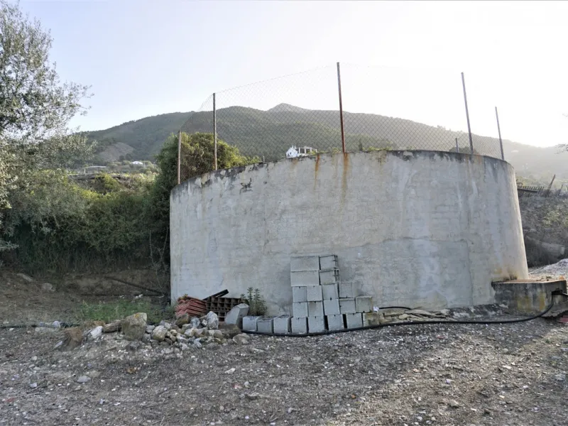 Just outside Alcaucin and within walking distance of the village you can find this finca with a well-maintained country house of 121 m2. In front of the house there ́s a spacious terrace overlooking the olive grove of a 130 olive trees and other fruit tre
