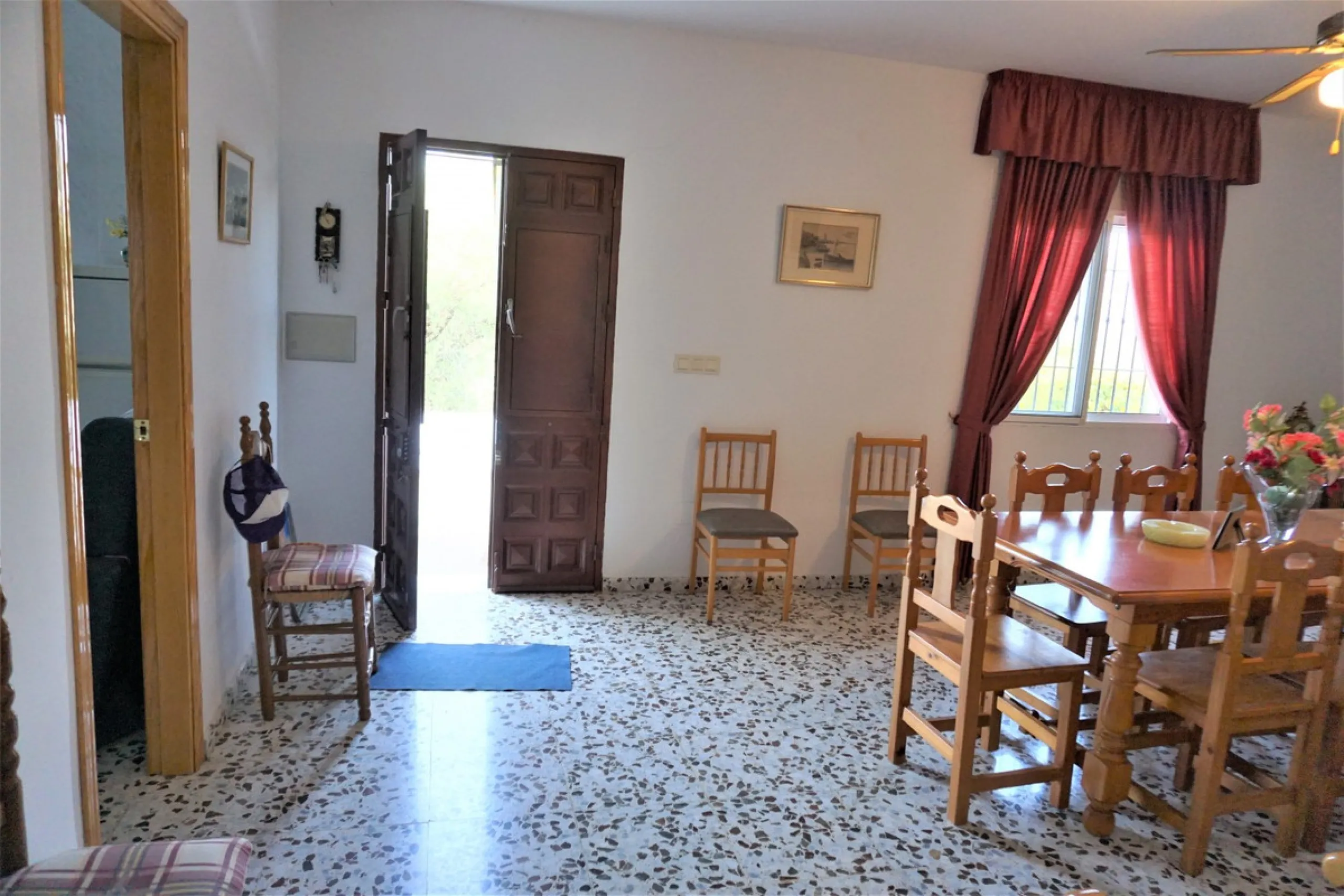Just outside Alcaucin and within walking distance of the village you can find this finca with a well-maintained country house of 121 m2. In front of the house there ́s a spacious terrace overlooking the olive grove of a 130 olive trees and other fruit tre